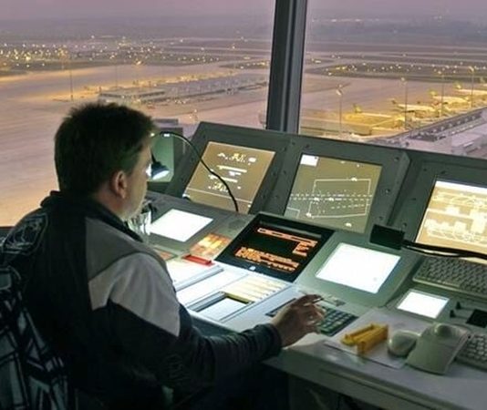 Hava Trafik Kontrolörü Kimdir? Hava Trafik Kontrolörü Ne Kadar Kazanır? Hava trafik kontrolörleri, havacılık sektörünün en kritik görevlerinden birini üstlenen profesyonellerdir. Hava trafik kontrolörleri, uçakların güvenli bir şekilde havalanmasını, inişini ve rotalar arasında hareket etmesini sağlar. Bu meslek, yüksek konsantrasyon, hızlı karar alma ve stres yönetimi gerektirir. Uçuş güvenliğinin sağlanmasında doğrudan sorumluluk taşır ve bu nedenle çalışma saatleri yoğun ve dikkat gerektirir. Konulu bir haber görseli.