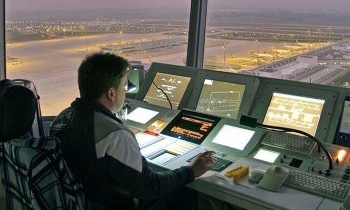 Hava Trafik Kontrolörü Kimdir Hava Trafik Kontrolörü Ne Kadar Kazanır Hava trafik kontrolörleri, havacılık sektörünün en kritik görevlerinden birini üstlenen profesyonellerdir. Hava trafik kontrolörleri, uçakların güvenli bir şekilde havalanmasını, inişini ve rotalar arasında hareket etmesini sağlar. Bu meslek, yüksek konsantrasyon, hızlı karar alma ve stres yönetimi gerektirir. Uçuş güvenliğinin sağlanmasında doğrudan sorumluluk taşır ve bu nedenle çalışma saatleri yoğun ve dikkat gerektirir. Konulu bir haber görseli.