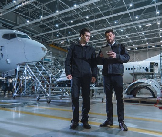 Havacılık mühendisleri, modern ulaşımın ve savunma sanayinin en kritik aktörlerinden biridir. Havacılık mühendisleri, uçak, helikopter, insansız hava aracı ve diğer hava taşıtlarının tasarımı, geliştirilmesi ve bakımında görev alır. Bu meslek, ileri düzey teknik bilgi, analitik düşünme ve problem çözme becerilerini birleştirir. Havacılık mühendisleri, uçuş güvenliğinin ve performansının optimize edilmesinde önemli rol oynar. Konulu bir haber görseli.