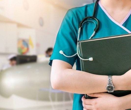 Sağlık sektörünün en kritik mesleklerinden biri olan hemşirelik, hastaların bakımını üstlenen ve sağlık hizmetlerinin etkin şekilde yürütülmesini sağlayan profesyonelleri kapsar. Hemşireler, yalnızca tedavi sürecine destek olmakla kalmaz, aynı zamanda hastaların fiziksel ve psikolojik ihtiyaçlarını karşılamak için de görev alır. Günümüzde modern sağlık sistemlerinde hemşirelerin rolü, doktorlarla eşgüdümlü çalışarak hastaların yaşam kalitesini artırmak için hayati öneme sahiptir. Konulu bir haber görseli.