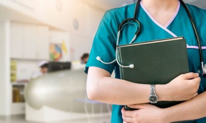 Hemşire Kimdir Hemşire Ne Kadar Kazanır Sağlık sektörünün en kritik mesleklerinden biri olan hemşirelik, hastaların bakımını üstlenen ve sağlık hizmetlerinin etkin şekilde yürütülmesini sağlayan profesyonelleri kapsar. Hemşireler, yalnızca tedavi sürecine destek olmakla kalmaz, aynı zamanda hastaların fiziksel ve psikolojik ihtiyaçlarını karşılamak için de görev alır. Günümüzde modern sağlık sistemlerinde hemşirelerin rolü, doktorlarla eşgüdümlü çalışarak hastaların yaşam kalitesini artırmak için hayati öneme sahiptir. Konulu bir haber görseli.