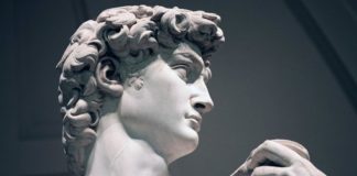 Heykeltraşlık, sanat dünyasının en eski ve etkileyici mesleklerinden biridir. Heykeltraşlar, taş, kil, ahşap veya bronz gibi malzemelerle üç boyutlu eserler üretir. Bu eserler, hem estetik hem de kültürel değer taşır. Bir heykeltraş, yaratıcılığını, teknik becerisiyle birleştirerek izleyiciyi etkilemeyi amaçlar. Konulu bir haber görseli.