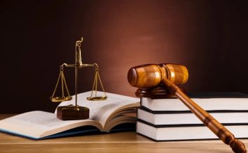 Hukukçu Kimdir? Hukukçu Ne Kadar Kazanır? Toplum düzeninin korunması, hakların gözetilmesi ve adaletin sağlanmasında kritik rol oynayan hukukçular, yasal bilgi ve deneyimle donanmış profesyonellerdir. Hukukçular, hem bireylerin hem de kurumların hak ve sorumluluklarını anlamalarına yardımcı olur, hukuki süreçlerde rehberlik sağlar ve adil çözümler üretir. Bu meslek, hukuki bilgi, analitik düşünme ve etik anlayış gerektirir. Konulu bir haber görseli.