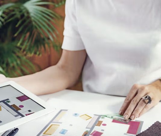 Günümüzde yaşam alanlarının estetik ve fonksiyonel açıdan daha verimli hale getirilmesi büyük önem taşırken, bu sürecin arkasındaki en önemli mesleklerden biri iç mimarlık olarak öne çıkmaktadır. Evlerden ofislere, otellerden alışveriş merkezlerine kadar pek çok alanda profesyonel dokunuşlar sağlayan iç mimar, hem teknik bilgiye hem de güçlü bir tasarım anlayışına sahip olmalıdır. Peki, iç mimar kimdir, ne iş yapar ve ne kadar kazanır? Bu yazıda tüm detaylarıyla ele alıyoruz. Konulu bir haber görseli.