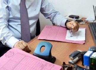 İcra Katibi Kimdir? İcra Katibi Ne Kadar Kazanır? Hukuk sisteminin önemli taşlarından biri olan icra katibi, adli süreçlerin düzenli ve sorunsuz yürütülmesinde kritik bir rol üstlenir. Mahkemelerde ve icra dairelerinde görev yapan bu meslek, belgelerin düzenlenmesi, dosya takibi ve adli yazışmaların yürütülmesini kapsar. Peki, icra katibi kimdir, ne iş yapar ve ne kadar kazanır? İşte detaylı bir inceleme. Konulu bir haber görseli.