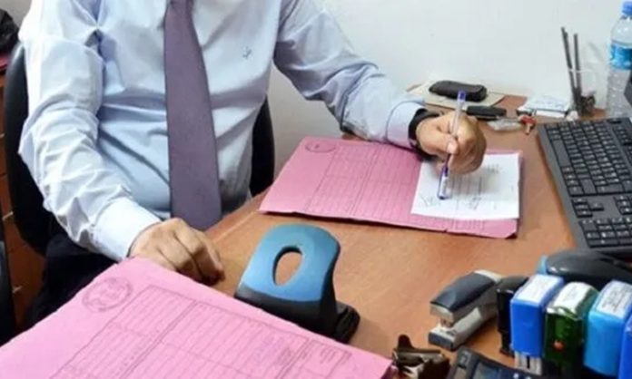 Hukuk sisteminin önemli taşlarından biri olan icra katibi, adli süreçlerin düzenli ve sorunsuz yürütülmesinde kritik bir rol üstlenir. Mahkemelerde ve icra dairelerinde görev yapan bu meslek, belgelerin düzenlenmesi, dosya takibi ve adli yazışmaların yürütülmesini kapsar. Peki, icra katibi kimdir, ne iş yapar ve ne kadar kazanır? İşte detaylı bir inceleme. Konulu bir haber görseli.