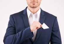 İcra Müdürü Kimdir? İcra Müdürü Ne Kadar Kazanır? Adli süreçlerin düzenli ve hızlı ilerlemesinde kritik bir rol üstlenen icra müdürü, icra dairelerinin yönetiminden sorumlu olan üst düzey kamu görevlisidir. Bu meslek, hem hukuki bilgi hem de yönetim becerisi gerektiren, adalet sisteminin önemli bir parçasıdır. Peki, icra müdürü kimdir, ne iş yapar ve ne kadar kazanır? İşte detaylı bir inceleme. Konulu bir haber görseli.