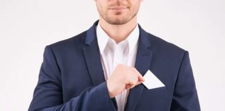 Adli süreçlerin düzenli ve hızlı ilerlemesinde kritik bir rol üstlenen icra müdürü, icra dairelerinin yönetiminden sorumlu olan üst düzey kamu görevlisidir. Bu meslek, hem hukuki bilgi hem de yönetim becerisi gerektiren, adalet sisteminin önemli bir parçasıdır. Peki, icra müdürü kimdir, ne iş yapar ve ne kadar kazanır? İşte detaylı bir inceleme. Konulu bir haber görseli.