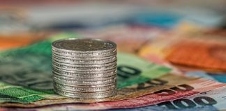 Ekonomik gelişmelerin hızla değiştiği günümüz dünyasında, piyasa dinamiklerini analiz eden ve ekonomik stratejiler geliştiren iktisatçı mesleği büyük önem taşır. Hem özel sektörde hem de kamu alanında kritik karar süreçlerine katkıda bulunan bu meslek, finansal ve ekonomik verileri yorumlama becerisi ile öne çıkar. Peki, iktisatçı kimdir, ne iş yapar ve ne kadar kazanır? İşte detaylı bir inceleme. Konulu bir haber görseli.