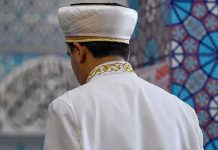 Toplumların manevi yapısında önemli bir yere sahip olan imam, ibadetlerin düzenli bir şekilde gerçekleştirilmesini sağlayan ve dini konularda rehberlik eden önemli bir görev üstlenir. Özellikle camilerde yürütülen ibadetlerin merkezinde yer alan bu meslek, sadece namaz kıldırmakla sınırlı olmayıp aynı zamanda toplumu bilgilendirme ve yönlendirme sorumluluğu da taşır. Günümüzde dini bilginin doğru aktarılması ihtiyacı, imam mesleğinin önemini daha da artırmaktadır. Peki, imam kimdir, ne iş yapar ve ne kadar kazanır? İşte tüm detaylarıyla bu meslek. Konulu bir haber görseli.