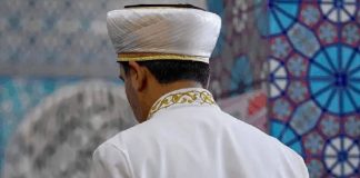 Toplumların manevi yapısında önemli bir yere sahip olan imam, ibadetlerin düzenli bir şekilde gerçekleştirilmesini sağlayan ve dini konularda rehberlik eden önemli bir görev üstlenir. Özellikle camilerde yürütülen ibadetlerin merkezinde yer alan bu meslek, sadece namaz kıldırmakla sınırlı olmayıp aynı zamanda toplumu bilgilendirme ve yönlendirme sorumluluğu da taşır. Günümüzde dini bilginin doğru aktarılması ihtiyacı, imam mesleğinin önemini daha da artırmaktadır. Peki, imam kimdir, ne iş yapar ve ne kadar kazanır? İşte tüm detaylarıyla bu meslek. Konulu bir haber görseli.