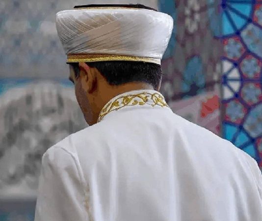 Toplumların manevi yapısında önemli bir yere sahip olan imam, ibadetlerin düzenli bir şekilde gerçekleştirilmesini sağlayan ve dini konularda rehberlik eden önemli bir görev üstlenir. Özellikle camilerde yürütülen ibadetlerin merkezinde yer alan bu meslek, sadece namaz kıldırmakla sınırlı olmayıp aynı zamanda toplumu bilgilendirme ve yönlendirme sorumluluğu da taşır. Günümüzde dini bilginin doğru aktarılması ihtiyacı, imam mesleğinin önemini daha da artırmaktadır. Peki, imam kimdir, ne iş yapar ve ne kadar kazanır? İşte tüm detaylarıyla bu meslek. Konulu bir haber görseli.