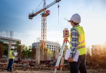 Günümüzde şehirleşmenin hız kazanmasıyla birlikte altyapı ve üstyapı projelerinin önemi giderek artmaktadır. Bu projelerin planlanması, tasarlanması ve uygulanması sürecinde en kritik rolü üstlenen mesleklerden biri inşaat mühendisi olarak öne çıkar. Köprülerden binalara, barajlardan yollar ve tünellere kadar pek çok yapının güvenli bir şekilde inşa edilmesini sağlayan inşaat mühendisliği, teknik bilgi ve sorumluluğun birleştiği önemli bir alandır. Peki, inşaat mühendisi kimdir, ne iş yapar ve ne kadar kazanır? İşte detaylı bir inceleme. Konulu bir haber görseli.