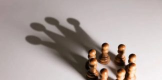 Günümüz iş dünyasında şirketlerin verimli ve sürdürülebilir şekilde faaliyet göstermesi için kritik bir rol üstlenen işletmeci, organizasyonların yönetiminden stratejik kararların alınmasına kadar pek çok alanda görev alır. İşletmelerin büyümesini ve karlılığını artırmak için planlama, koordinasyon ve denetim yapan bu meslek, hem özel sektörde hem de kamu alanında oldukça değerlidir. Peki, işletmeci kimdir, ne iş yapar ve ne kadar kazanır? İşte detaylı bir bakış. Konulu bir haber görseli.