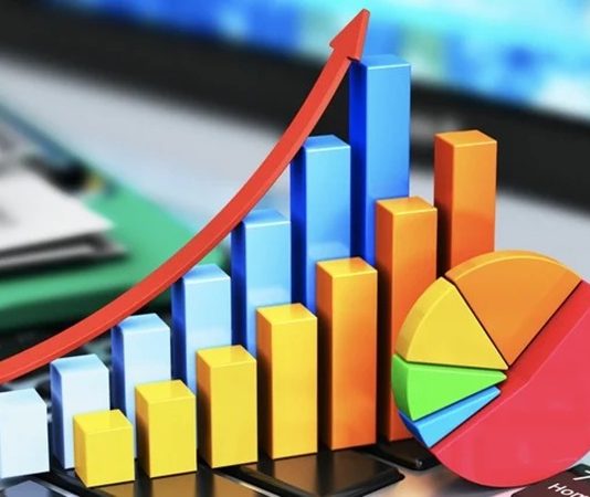 Verinin her geçen gün daha değerli hale geldiği günümüz dünyasında, bu verileri anlamlandıran ve yorumlayan mesleklerden biri istatistikçi olarak öne çıkmaktadır. Şirketlerden kamu kurumlarına kadar pek çok alanda kullanılan veriler, doğru analiz edilmediği takdirde anlamını yitirir. Bu noktada devreye giren istatistikçi, sayısal verileri analiz ederek karar alma süreçlerine katkı sağlar. Peki, istatistikçi kimdir, ne iş yapar ve ne kadar kazanır? İşte detaylı bir inceleme. Konulu bir haber görseli.
