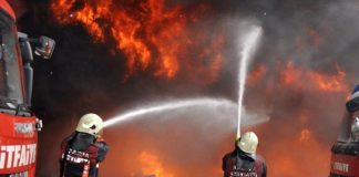 Toplum güvenliği denildiğinde akla gelen en kritik mesleklerden biri olan itfaiyeci, yangınlara müdahale eden ve acil durumlarda hayat kurtaran kahramanlar arasında yer alır. Sadece yangın söndürmekle sınırlı olmayan bu meslek, aynı zamanda kurtarma operasyonları ve afet müdahalelerini de kapsar. Günümüzde artan şehirleşme ve risk faktörleri, itfaiyeci mesleğinin önemini daha da artırmıştır. Peki, itfaiyeci kimdir, ne iş yapar ve ne kadar kazanır? İşte detaylı bir inceleme. Konulu bir haber görseli.