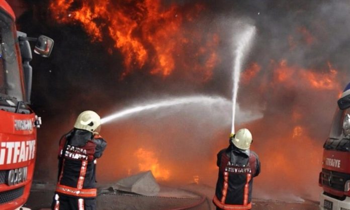 Toplum güvenliği denildiğinde akla gelen en kritik mesleklerden biri olan itfaiyeci, yangınlara müdahale eden ve acil durumlarda hayat kurtaran kahramanlar arasında yer alır. Sadece yangın söndürmekle sınırlı olmayan bu meslek, aynı zamanda kurtarma operasyonları ve afet müdahalelerini de kapsar. Günümüzde artan şehirleşme ve risk faktörleri, itfaiyeci mesleğinin önemini daha da artırmıştır. Peki, itfaiyeci kimdir, ne iş yapar ve ne kadar kazanır? İşte detaylı bir inceleme. Konulu bir haber görseli.