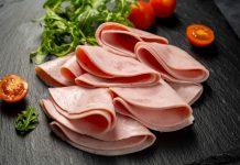 Gastronomi dünyasında özel üretim teknikleriyle öne çıkan mesleklerden biri olan jambon ustası, son yıllarda artan gurme kültürüyle birlikte daha fazla dikkat çekmeye başlamıştır. Özellikle Avrupa mutfağında önemli bir yere sahip olan jambon üretimi, ustalık, sabır ve teknik bilgi gerektiren bir süreçtir. Bu nedenle bu alanda çalışan kişiler, sıradan bir kasaptan farklı olarak özel eğitim ve deneyime sahip olmalıdır. Konulu bir haber görseli.