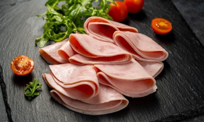 Jambon Ustası Kimdir Jambon Ustası Ne Kadar Kazanır Gastronomi dünyasında özel üretim teknikleriyle öne çıkan mesleklerden biri olan jambon ustası, son yıllarda artan gurme kültürüyle birlikte daha fazla dikkat çekmeye başlamıştır. Özellikle Avrupa mutfağında önemli bir yere sahip olan jambon üretimi, ustalık, sabır ve teknik bilgi gerektiren bir süreçtir. Bu nedenle bu alanda çalışan kişiler, sıradan bir kasaptan farklı olarak özel eğitim ve deneyime sahip olmalıdır. Konulu bir haber görseli.