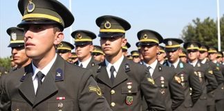 Türkiye’de iç güvenliğin sağlanmasında önemli bir rol üstlenen jandarma astsubay, hem askeri disiplin hem de kolluk kuvveti görevlerini bir arada yürüten kritik bir meslek grubudur. Özellikle kırsal bölgelerde asayişin sağlanması, suçların önlenmesi ve kamu düzeninin korunması gibi görevleriyle dikkat çeken bu meslek, sorumluluk ve disiplin gerektirir. Konulu bir haber görseli.
