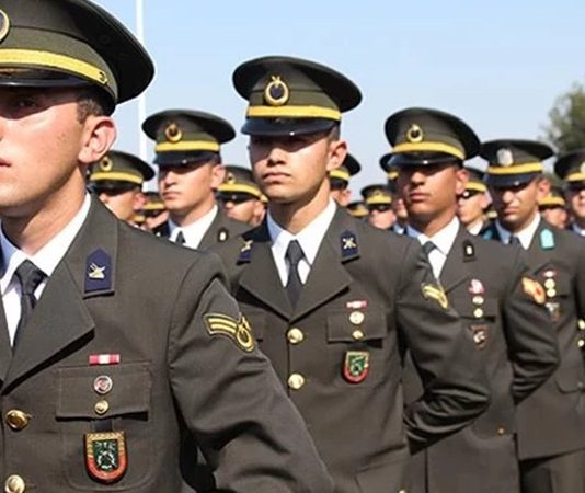 Türkiye’de iç güvenliğin sağlanmasında önemli bir rol üstlenen jandarma astsubay, hem askeri disiplin hem de kolluk kuvveti görevlerini bir arada yürüten kritik bir meslek grubudur. Özellikle kırsal bölgelerde asayişin sağlanması, suçların önlenmesi ve kamu düzeninin korunması gibi görevleriyle dikkat çeken bu meslek, sorumluluk ve disiplin gerektirir. Konulu bir haber görseli.