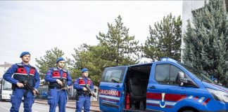 Türkiye’de kamu güvenliğinin sağlanmasında önemli bir rol üstlenen jandarma, özellikle kırsal bölgelerde asayişi koruyan ve vatandaşların güvenliğini sağlayan bir kolluk kuvvetidir. Hem askeri hem de sivil görevleri bir arada yürüten bu meslek, disiplin, sorumluluk ve fedakârlık gerektirir. Peki, jandarma kimdir, ne iş yapar ve ne kadar kazanır? İşte detaylı bir inceleme. Konulu bir haber görseli.