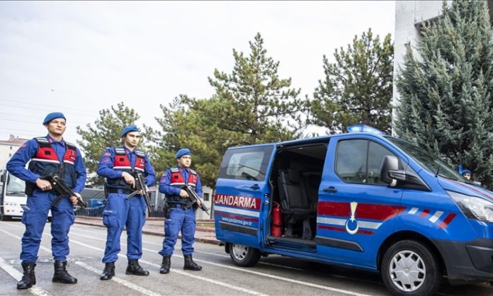 Jandarma Kimdir Jandarma Ne Kadar Kazanır Türkiye’de kamu güvenliğinin sağlanmasında önemli bir rol üstlenen jandarma, özellikle kırsal bölgelerde asayişi koruyan ve vatandaşların güvenliğini sağlayan bir kolluk kuvvetidir. Hem askeri hem de sivil görevleri bir arada yürüten bu meslek, disiplin, sorumluluk ve fedakârlık gerektirir. Peki, jandarma kimdir, ne iş yapar ve ne kadar kazanır? İşte detaylı bir inceleme. Konulu bir haber görseli.