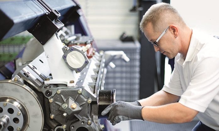 Elektrik kesintilerinin hayatı olumsuz etkilemesini önleyen sistemlerin başında jeneratörler gelir. Bu sistemlerin kurulumu, bakımı ve arızalarının giderilmesi ise uzmanlık gerektirir. İşte bu noktada devreye jeneratör teknisyeni girer. Hem sanayi tesislerinde hem de günlük yaşamda büyük öneme sahip olan bu meslek, teknik bilgi ve pratik becerinin birleşimini temsil eder. Peki, jeneratör teknisyeni kimdir, ne iş yapar ve ne kadar kazanır? Konulu bir haber görseli.