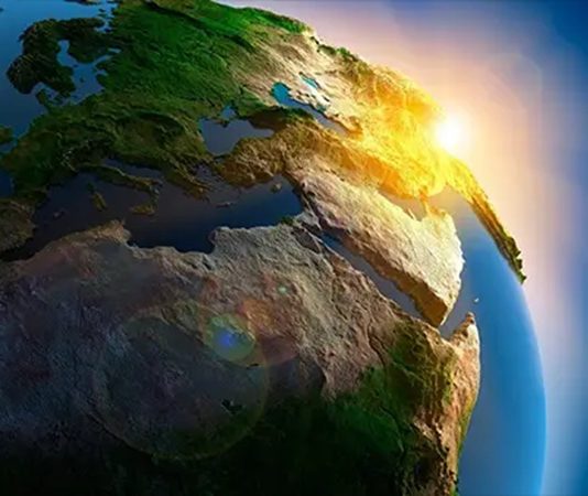 Dünya yüzeyinin ölçülmesi, haritalanması ve analiz edilmesi gibi kritik görevleri üstlenen jeodezi uzmanı, günümüzde hem kamu hem de özel sektörde önemli bir yere sahiptir. Özellikle şehirleşmenin hız kazanması, altyapı projelerinin artması ve teknolojinin gelişmesiyle birlikte jeodezi alanına duyulan ihtiyaç da giderek büyümektedir. Bu meslek, yalnızca harita çizmekten ibaret olmayıp; aynı zamanda coğrafi verilerin analiz edilmesi, uydu sistemleriyle ölçüm yapılması ve yer şekillerinin matematiksel olarak modellenmesini kapsar. Konulu bir haber görseli.