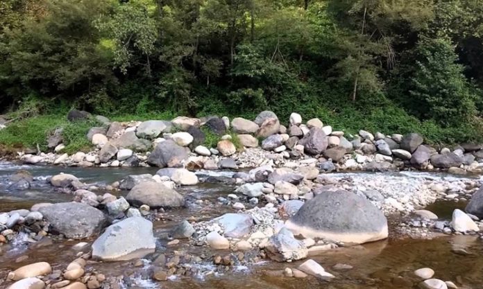 Jeokimya Uzmanı Kimdir Jeokimya Uzmanı Ne Kadar Kazanır Doğanın kimyasal yapısını inceleyen ve yer kabuğu ile ilgili bilimsel çalışmalara yön veren mesleklerden biri olan jeokimya uzmanı, özellikle maden, çevre ve enerji sektörlerinde kritik bir role sahiptir. Jeokimya uzmanı kimdir, hangi görevleri üstlenir ve kazanç durumu nasıldır soruları, bu mesleği merak edenler için önemli konular arasında yer alır. Konulu bir haber görseli.