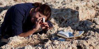 Jeolog Kimdir? Jeolog Ne Kadar Kazanır? Doğayı ve dünyanın yapısını anlamaya çalışan bilim dallarından biri olan jeoloji, günümüzde hem bilimsel hem de ekonomik açıdan büyük önem taşır. Bu alanda çalışan jeolog, yer kabuğunu inceleyerek doğal kaynakların keşfi, deprem analizleri ve çevresel araştırmalar gibi kritik görevler üstlenir. Peki, jeolog kimdir, ne iş yapar ve ne kadar kazanır? İşte merak edilen tüm detaylar. Konulu bir haber görseli.