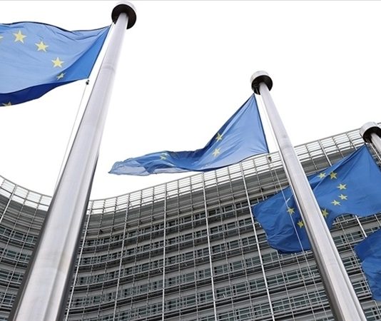 Küresel dengelerin hızla değiştiği günümüzde, ülkeler arasındaki ilişkileri anlamak ve analiz etmek her zamankinden daha önemli hale gelmiştir. Bu noktada devreye giren jeopolitika uzmanı, coğrafi, siyasi ve ekonomik faktörleri bir araya getirerek uluslararası gelişmeleri yorumlayan önemli bir meslek grubudur. Özellikle kriz dönemlerinde ve stratejik karar alma süreçlerinde bu uzmanların görüşleri büyük değer taşır. Konulu bir haber görseli.