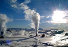 Yenilenebilir enerji kaynaklarının önem kazandığı günümüzde, jeotermal mühendisi mesleği dikkat çeken alanlardan biri haline gelmiştir. Yer altındaki ısı kaynaklarını kullanarak enerji üretimi sağlayan bu mühendisler, hem çevre dostu hem de sürdürülebilir çözümler geliştirmektedir. Özellikle enerji ihtiyacının artmasıyla birlikte jeotermal enerji alanına olan ilgi giderek büyümektedir. Konulu bir haber görseli.