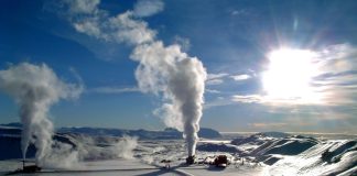 Yenilenebilir enerji kaynaklarının önem kazandığı günümüzde, jeotermal mühendisi mesleği dikkat çeken alanlardan biri haline gelmiştir. Yer altındaki ısı kaynaklarını kullanarak enerji üretimi sağlayan bu mühendisler, hem çevre dostu hem de sürdürülebilir çözümler geliştirmektedir. Özellikle enerji ihtiyacının artmasıyla birlikte jeotermal enerji alanına olan ilgi giderek büyümektedir. Konulu bir haber görseli.