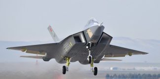 Havacılık dünyasının en prestijli ve dikkat gerektiren mesleklerinden biri olan jet uçağı pilotu, yüksek hızda uçan modern hava araçlarını kontrol ederek yolcu ve kargo taşımacılığını güvenli şekilde gerçekleştirir. Teknoloji, disiplin ve sorumluluğun bir araya geldiği bu meslek, hem sivil hem de askeri alanda büyük önem taşır. Peki, jet uçağı pilotu kimdir, ne iş yapar ve ne kadar kazanır? İşte detaylı bir inceleme. Konulu bir haber görseli.
