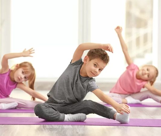 Jimnastik Eğitmeni Kimdir? Jimnastik Eğitmeni Ne Kadar Kazanır? Spor dünyasında disiplin, esneklik ve koordinasyonun en önemli branşlarından biri olan jimnastik, hem çocuklar hem de yetişkinler için büyük faydalar sunar. Bu alanda bireyleri eğiten ve geliştiren jimnastik eğitmeni, sporcuların fiziksel ve zihinsel gelişiminde kritik bir rol oynar. Peki, jimnastik eğitmeni kimdir, ne iş yapar ve ne kadar kazanır? İşte detaylı bir inceleme. Konulu bir haber görseli.