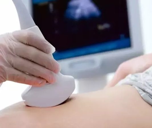 Jinekolog Kimdir? Jinekolog Ne Kadar Kazanır? Kadın sağlığı alanında uzmanlaşmış olan jinekolog, hem üreme sistemi hastalıklarının teşhis ve tedavisini yapan hem de gebelik sürecini takip eden önemli bir tıp uzmanıdır. Günümüzde kadınların düzenli sağlık kontrolleri ve doğum süreçlerinin güvenli şekilde yürütülmesi açısından bu meslek büyük bir öneme sahiptir. Peki, jinekolog kimdir, ne iş yapar ve ne kadar kazanır? İşte merak edilen tüm detaylar. Konulu bir haber görseli.