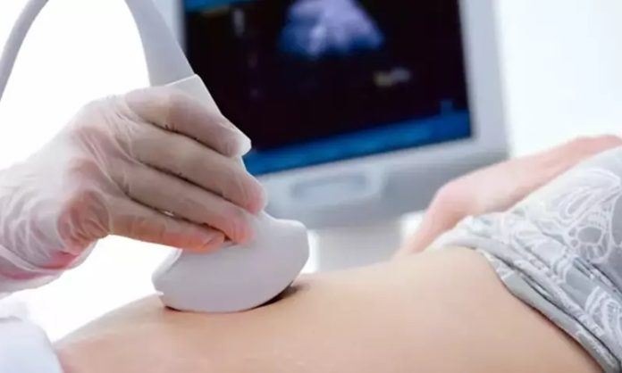 Kadın sağlığı alanında uzmanlaşmış olan jinekolog, hem üreme sistemi hastalıklarının teşhis ve tedavisini yapan hem de gebelik sürecini takip eden önemli bir tıp uzmanıdır. Günümüzde kadınların düzenli sağlık kontrolleri ve doğum süreçlerinin güvenli şekilde yürütülmesi açısından bu meslek büyük bir öneme sahiptir. Peki, jinekolog kimdir, ne iş yapar ve ne kadar kazanır? İşte merak edilen tüm detaylar. Konulu bir haber görseli.