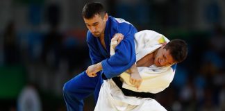 Spor dünyasında disiplin, teknik ve zihinsel gelişimi bir araya getiren branşlardan biri olan judo, son yıllarda Türkiye’de de giderek daha fazla ilgi görmektedir. Bu ilginin artmasıyla birlikte judo antrenörü mesleği de önem kazanmıştır. Hem profesyonel sporcuların yetiştirilmesinde hem de amatör bireylerin sporla tanışmasında kritik rol oynayan antrenörler, sporun yaygınlaşmasına doğrudan katkı sağlar. Konulu bir haber görseli.