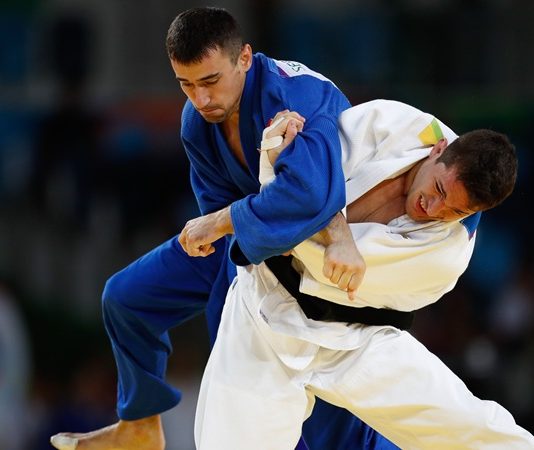 Spor dünyasında disiplin, teknik ve zihinsel gelişimi bir araya getiren branşlardan biri olan judo, son yıllarda Türkiye’de de giderek daha fazla ilgi görmektedir. Bu ilginin artmasıyla birlikte judo antrenörü mesleği de önem kazanmıştır. Hem profesyonel sporcuların yetiştirilmesinde hem de amatör bireylerin sporla tanışmasında kritik rol oynayan antrenörler, sporun yaygınlaşmasına doğrudan katkı sağlar. Konulu bir haber görseli.