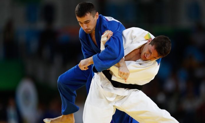 Judo Antrenörü Kimdir? Judo Antrenörü Ne Kadar Kazanır? Spor dünyasında disiplin, teknik ve zihinsel gelişimi bir araya getiren branşlardan biri olan judo, son yıllarda Türkiye’de de giderek daha fazla ilgi görmektedir. Bu ilginin artmasıyla birlikte judo antrenörü mesleği de önem kazanmıştır. Hem profesyonel sporcuların yetiştirilmesinde hem de amatör bireylerin sporla tanışmasında kritik rol oynayan antrenörler, sporun yaygınlaşmasına doğrudan katkı sağlar. Konulu bir haber görseli.