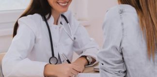 Sağlık sektöründe en kritik alanlardan biri olan kadın doğum uzmanlığı, kadınların üreme sağlığı, gebelik süreçleri ve doğum gibi hayati konularda hizmet veren bir uzmanlık dalıdır. Kadın doğum uzmanı, kadın hastalıkları ve doğum konusunda derin bilgiye sahip olan, hem klinik hem de cerrahi uygulamaları yürüten sağlık profesyonelidir. Bu meslek, sabır, dikkat ve sürekli güncel tıp bilgisi gerektiren özel bir alan olarak öne çıkar. Konulu bir haber görseli.