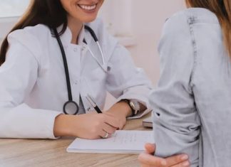 Sağlık sektöründe en kritik alanlardan biri olan kadın doğum uzmanlığı, kadınların üreme sağlığı, gebelik süreçleri ve doğum gibi hayati konularda hizmet veren bir uzmanlık dalıdır. Kadın doğum uzmanı, kadın hastalıkları ve doğum konusunda derin bilgiye sahip olan, hem klinik hem de cerrahi uygulamaları yürüten sağlık profesyonelidir. Bu meslek, sabır, dikkat ve sürekli güncel tıp bilgisi gerektiren özel bir alan olarak öne çıkar. Konulu bir haber görseli.