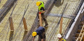 İnşaat sektörünün en kritik mesleklerinden biri olan kalıpçı, bir yapının temelinden en üst katına kadar şekillenmesinde doğrudan rol oynayan ustalardır. Betonarme yapıların ortaya çıkabilmesi için gerekli olan kalıpların hazırlanması, kurulması ve sökülmesi gibi süreçleri yöneten kalıpçılar, şantiyelerin vazgeçilmez iş gücünü oluşturur. Özellikle büyük projelerde çalışan inşaat kalıpçıları, yapı güvenliği açısından son derece önemli bir görev üstlenir. Konulu bir haber görseli.