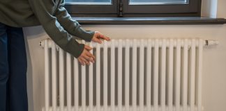 Binaların ısıtma sistemlerinin düzgün çalışmasını sağlayan kaloriferci, hem konfor hem de güvenlik açısından kritik bir mesleğe sahiptir. Doğalgaz, kazan ve petek sistemlerini kontrol etmek, bakımını yapmak ve arızaları gidermek kalorifercilerin başlıca sorumlulukları arasında yer alır. Günümüzde enerji verimliliği ve binalarda güvenli ısınma ihtiyacı, kaloriferciliğin önemini daha da artırmıştır. Konulu bir haber görseli.