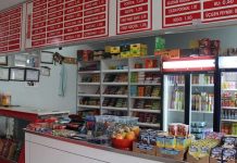 Okul, hastane ve kamu kurumlarının vazgeçilmez unsurlarından biri olan kantinci, günlük ihtiyaçların karşılandığı küçük satış noktalarını işleten kişidir. Öğrencilerden çalışanlara kadar geniş bir kitleye hitap eden bu meslek, hem hizmet hem de ticaret odaklı bir yapıya sahiptir. Özellikle eğitim kurumlarında faaliyet gösteren kantin işletmeciliği, düzenli müşteri potansiyeli sayesinde dikkat çeken bir iş alanıdır. Konulu bir haber görseli.