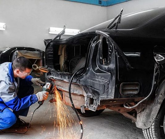 Otomotiv sektörünün en önemli mesleklerinden biri olan kaporta ustası, araçların dış yüzeyinde meydana gelen hasarları onaran ve araçların eski görünümüne kavuşmasını sağlayan teknik uzmanlardır. Trafik kazaları, çizikler, göçükler ve çeşitli deformasyonlar sonrasında araçların yeniden kullanılabilir hale gelmesi için kaporta ustaları büyük bir rol üstlenir. Bu meslek, hem el becerisi hem de teknik bilgi gerektiren özel bir uzmanlık alanıdır. Konulu bir haber görseli.