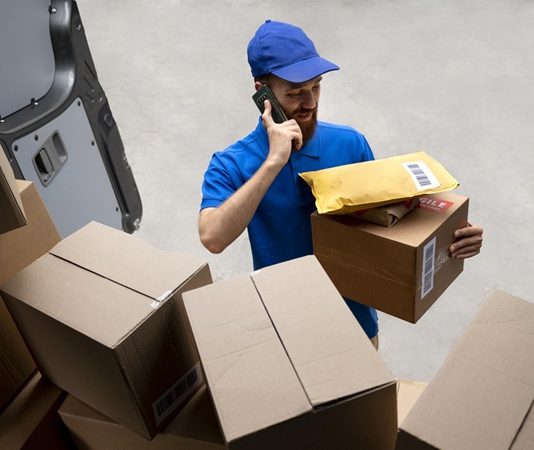 Hızlı ticaretin ve e-ticaretin yükselişi ile birlikte kargo görevlisi mesleği giderek daha önemli bir konuma gelmiştir. Paketlerin güvenli ve zamanında teslim edilmesinden sorumlu olan kargo görevlileri, lojistik sektörünün temel taşlarından biridir. Bu meslek, hem fiziksel dayanıklılık hem de iletişim becerilerini bir arada gerektiren bir görev alanıdır. Konulu bir haber görseli.