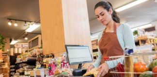 Perakende sektörünün en yaygın mesleklerinden biri olan kasiyer, müşteri ile işletme arasındaki son noktayı temsil eder. Alışveriş sürecinin tamamlanmasını sağlayan bu meslek grubu, hem finansal işlemleri yönetir hem de müşteri memnuniyetinde önemli rol oynar. Marketler, mağazalar ve alışveriş merkezlerinde sıkça karşılaşılan kasiyerlik, günümüzde iş hayatına giriş yapmak isteyenler için en ulaşılabilir mesleklerden biri olarak öne çıkar. Konulu bir haber görseli.