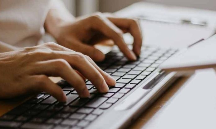 Katip Kimdir Katip Ne Kadar Kazanır Ofis ve büro dünyasının en temel mesleklerinden biri olan katip, belgeleri düzenleyen, yazışmaları hazırlayan ve resmi kayıtları tutan kişidir. Hukuk, kamu kurumları ve özel sektör gibi farklı alanlarda görev alan katipler, işleyişin sorunsuz ilerlemesini sağlar. Günümüzde elektronik sistemlerin yaygınlaşmasına rağmen, doğru ve düzenli kayıt tutma ihtiyacı katiplik mesleğini hâlâ önemli kılmaktadır. Konulu bir haber görseli.